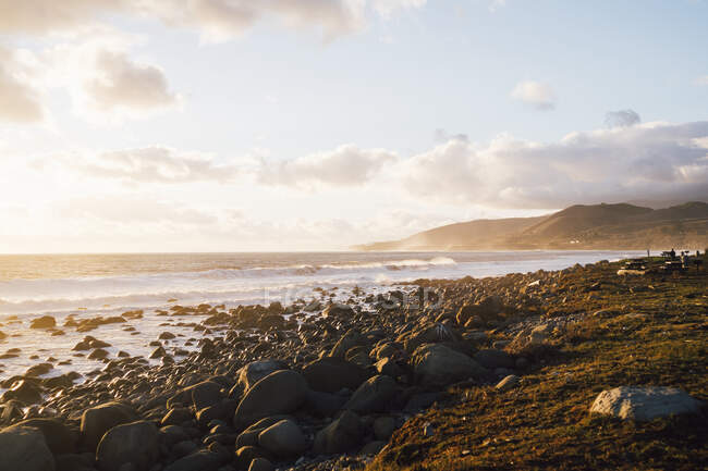 Красивий скелястий пляж на заході сонця — стокове фото