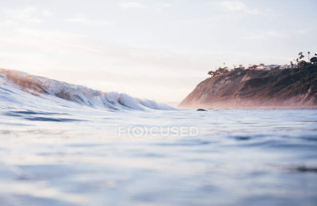 Вид на уровень поверхности катящегося океана и скалы — стоковое фото