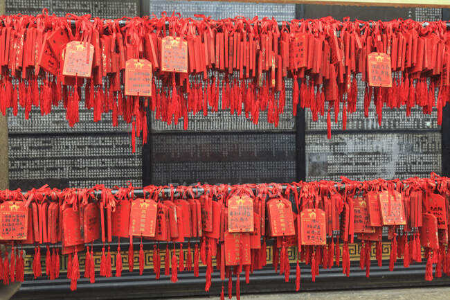 Reihen roter Gebetsanhänger, Foshan Ahnentempel, Foshan, China — Stockfoto