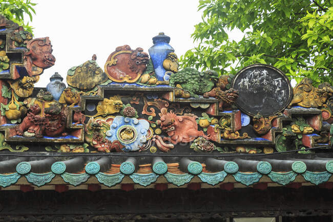 Toit de pagode décoré coloré, Temple ancestral Foshan, Foshan — Photo de stock