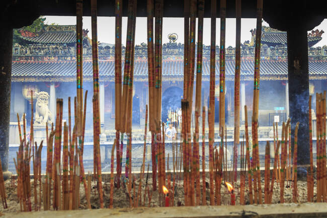 Vista a través de varillas de incienso de pagoda en el Templo Ancestral de Foshan - foto de stock