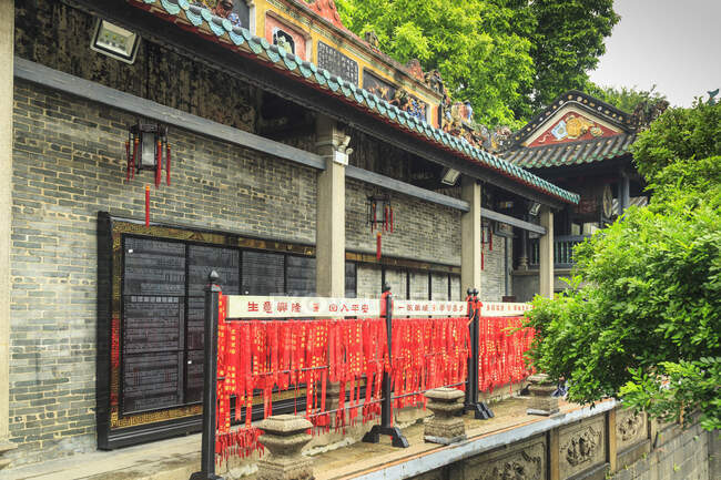 Молитвенные ленты в родовом храме Фошань, Фошань, Китай — стоковое фото