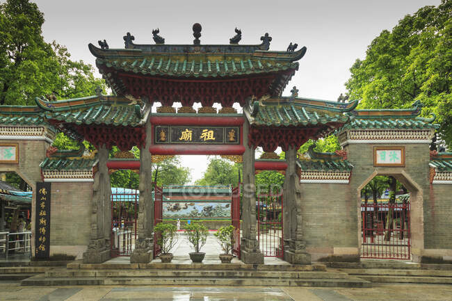 Entrée au temple ancestral de Foshan, Foshan, Chine — Photo de stock