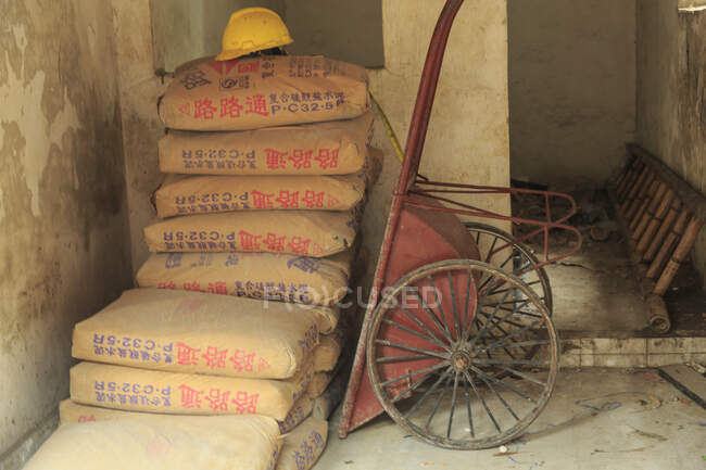 Säcke mit Zement und Schubkarren, Nanfeng Kiln, Foshan, China — Stockfoto