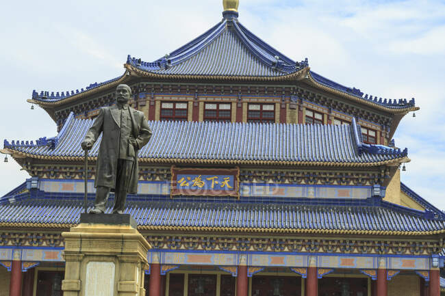 Low angle view of statue in front of Sun Yat-sen memorial hall — Stock Photo