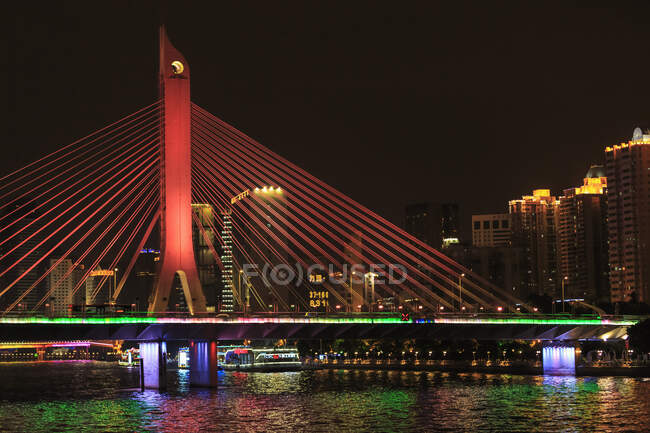 Jiefang-Brücke nachts beleuchtet, Guangzhou, China — Stockfoto