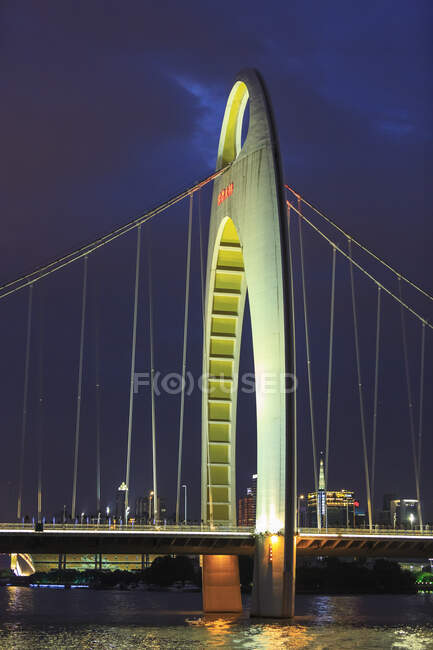 Ночью в китайском городе Гуанчжоу загорелся мост — стоковое фото