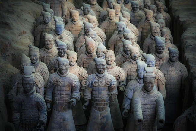 Vista frontal de alto ângulo do exército de terracota, Xi 'an, China — Fotografia de Stock