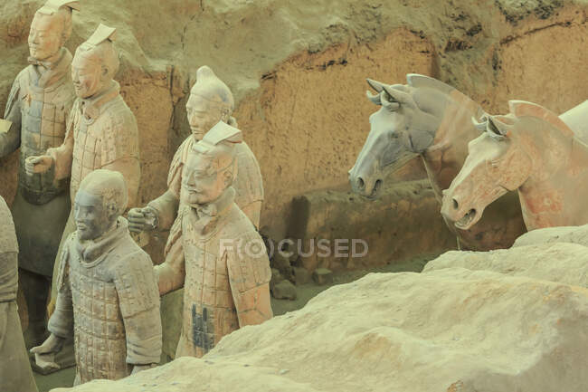 Vista de ángulo alto del ejército de terracota, guerreros y caballos, Xian - foto de stock