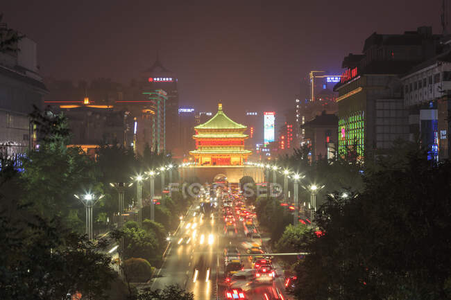 Perspectiva decrescente da estrada para torre sineira de Xi 'an iluminada — Fotografia de Stock