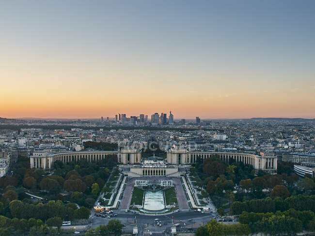 Palais de Chaillot y el distrito financiero visto desde Eiffel Tow - foto de stock