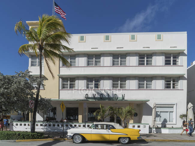 Vintage car parked in from of an Art Deco hotel in Ocean Drive, — Stock Photo