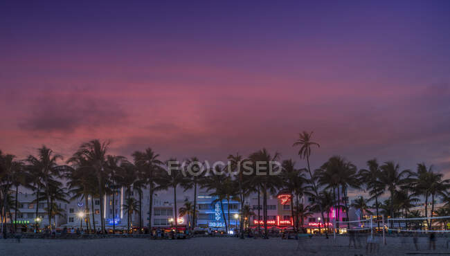 Hôtels art déco éclairés à Ocean Drive, Miami Beach, Floride — Photo de stock