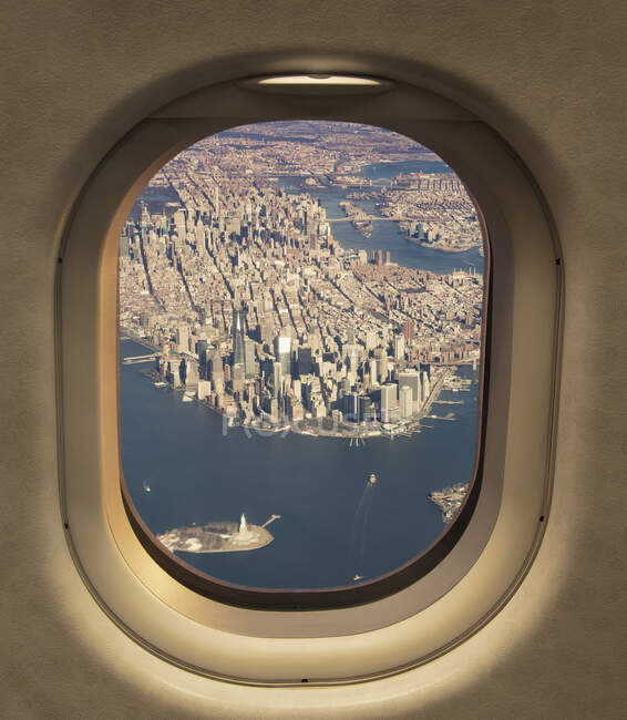 Veduta di Manhattan dal finestrino dell'aereo, New York, New York, USA — Foto stock