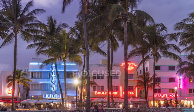 Hoteles art deco iluminados en Ocean Drive, Miami Beach, Florida - foto de stock
