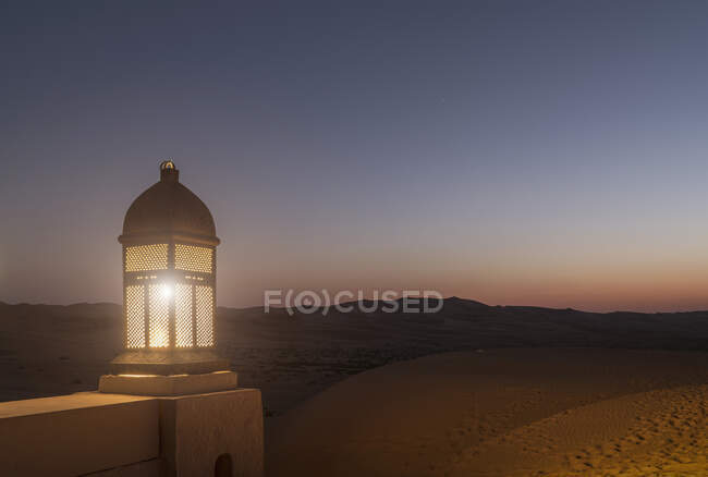 Арабський ліхтар у пустелі Пустельний квартал Абу-Дабі, ОАЕ — стокове фото