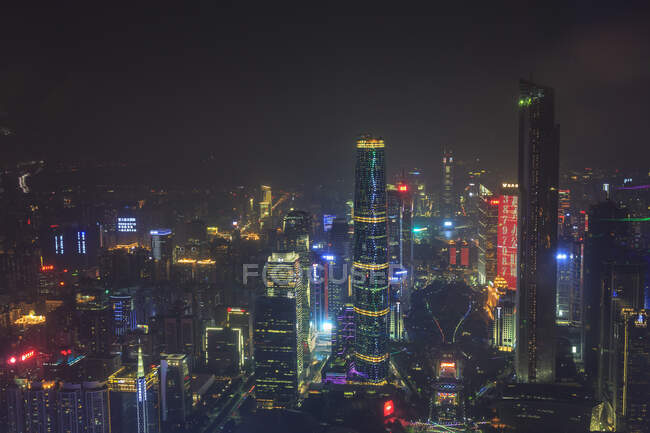 Vista elevada de Guangzhou iluminada por la noche, torre del cantón, China - foto de stock
