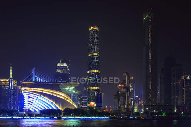 Grattacieli e stadio olimpico sul lungofiume illuminati di notte — Foto stock