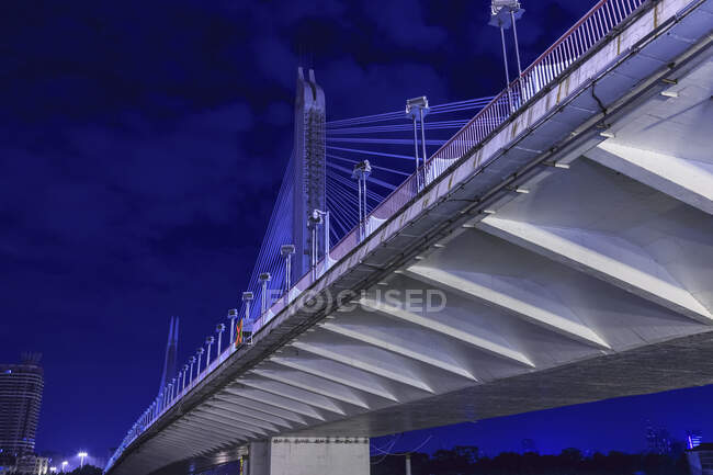 Low angle view of Jiefang Bridge at night, Guangzhou, China — Stock Photo