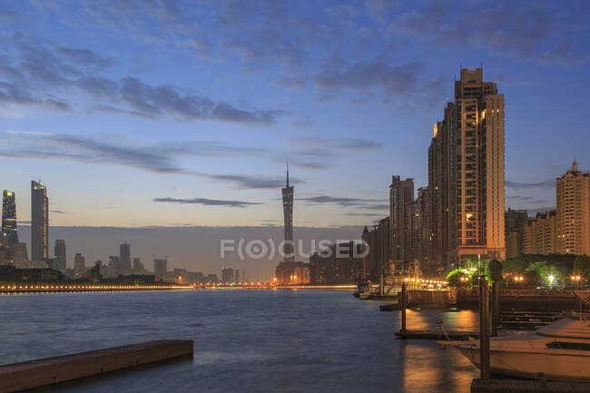 Rio Pearl e horizonte de Guangzhou iluminado à noite, China — Fotografia de Stock