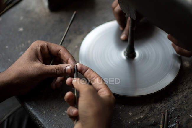 Primo piano di mani lucidatura rubini in officina, Jaipur, Rajastha — Foto stock