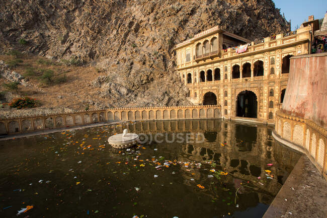 Vista de la piscina del templo en Galtaji, Jaipur, Rajasthan, India - foto de stock