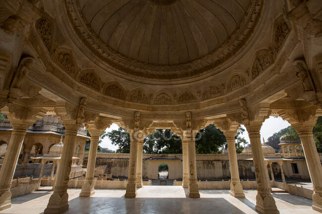 Pilares e teto abobadado no cenotáfio real em Gaitore, Jaipur — Fotografia de Stock