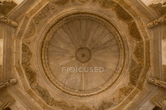 Detalle del techo abovedado en el cenotafio real en Gaitore, Jaipur - foto de stock