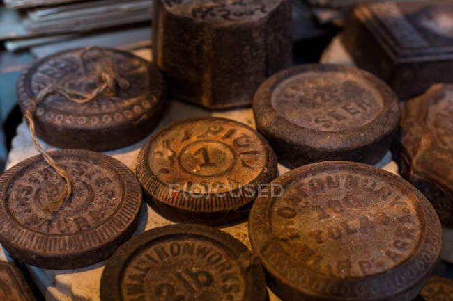 Variedade de pesos tradicionais de ferro fundido, Jaipur, Rajasthan, Índia — Fotografia de Stock