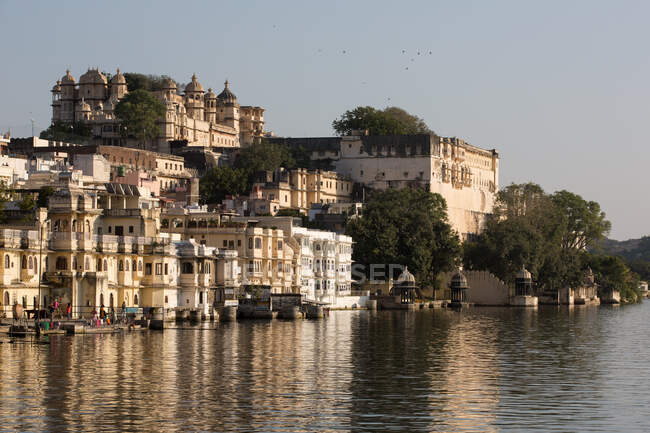 Stadtpalast am See Pichola Waterfront, Udaipur, Rajasthan, Indien — Stockfoto