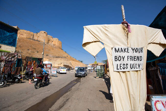 Banco di mercato con preavviso umoristico sulla tunica, Jaisalmer, Rajasthan — Foto stock