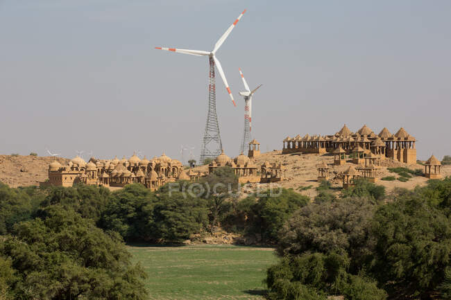 Turbinas eólicas y Bada Bagh en la colina, Jaisalmer, Rajastán, India - foto de stock