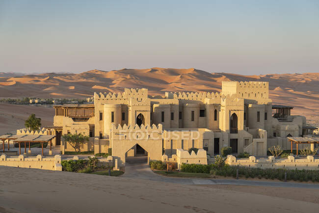 Высокий угол обзора фасада курорта Qsar Al Sarab desert resort, пустыня Пустой квартал, Абу-Даби — стоковое фото