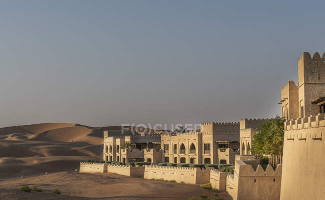 Außenansicht des Wüstenresorts Qsar Al Sarab, Empty Quarter Desert, Abu Dhabi — Stockfoto