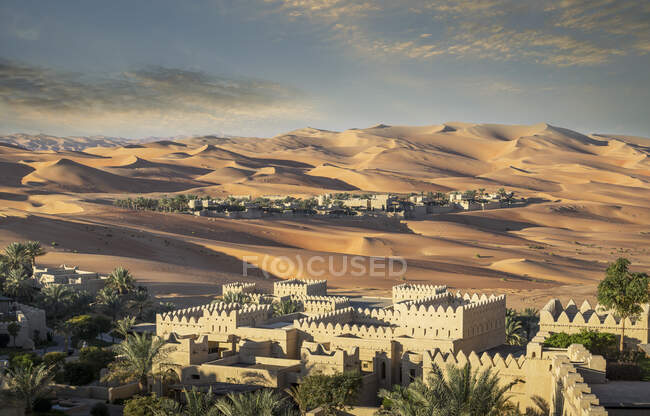 Высокоугольный вид на пустынный курорт Qsar Al Sarab, пустыня Пустой квартал, Абу-Даби — стоковое фото