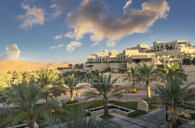Palmeiras no jardim de Qsar Al Sarab deserto resort, Empty Quarter Desert, Abu Dhabi — Fotografia de Stock