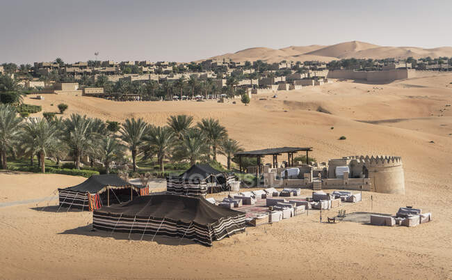 Vista de ángulo alto de grandes tiendas de campaña en Qsar Al Sarab resort desierto, Abu Dhabi - foto de stock