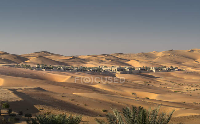 Vista lejana de Qsar Al Sarab resort desierto entre dunas de arena, Desierto del Barrio Vacío, Abu Dhabi - foto de stock