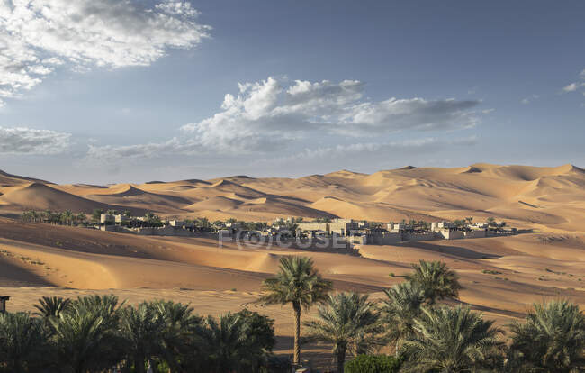 Fernblick auf das Wüstenresort Qsar Al Sarab zwischen Sanddünen, Empty Quarter Desert, Abu Dhabi — Stockfoto