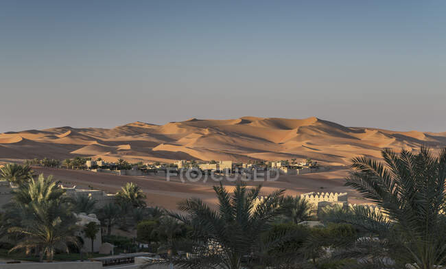 Distant view of Qsar Al Sarab desert resort among sand dunes, Empty Quarter Desert, Abu Dhabi — Stock Photo