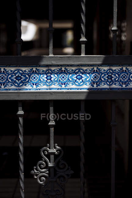 Detalhe dos trabalhos de azulejos tradicionais em cerca, Sevilha, Andaluzia, Espanha — Fotografia de Stock