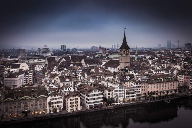 Edificios a lo largo del río Limmat, Zurich, Suiza - foto de stock