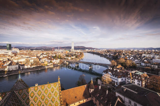 Высокоугольный вид на Рейн и канатные дороги Базеля, Швейцария — стоковое фото