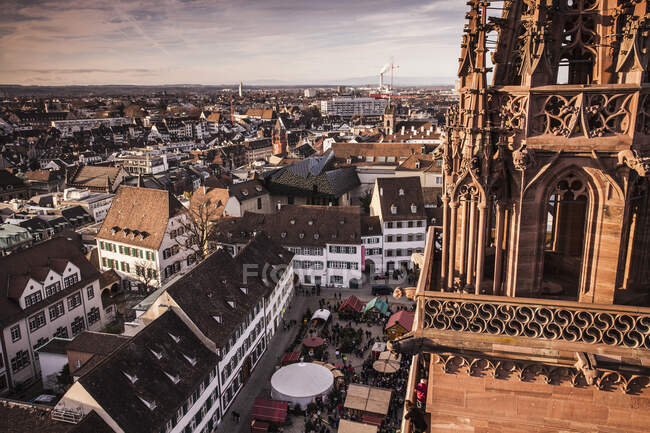 Münster Kirchturm und Blick auf den Weihnachtsmarkt, Ba — Stockfoto