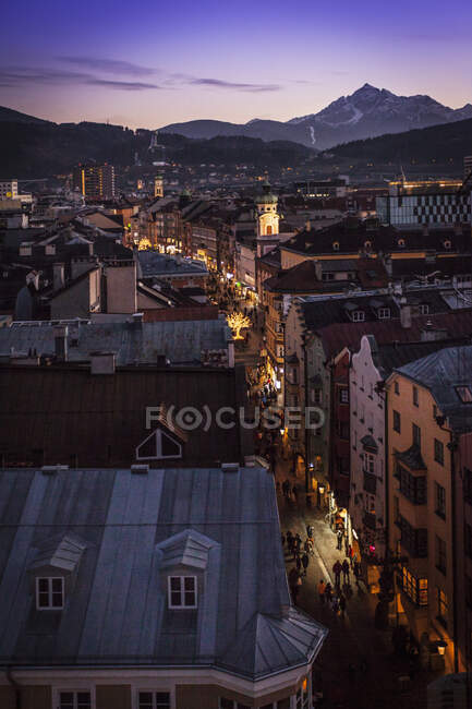 Elevated cityscape with crowds strolling christmas market street — Stock Photo