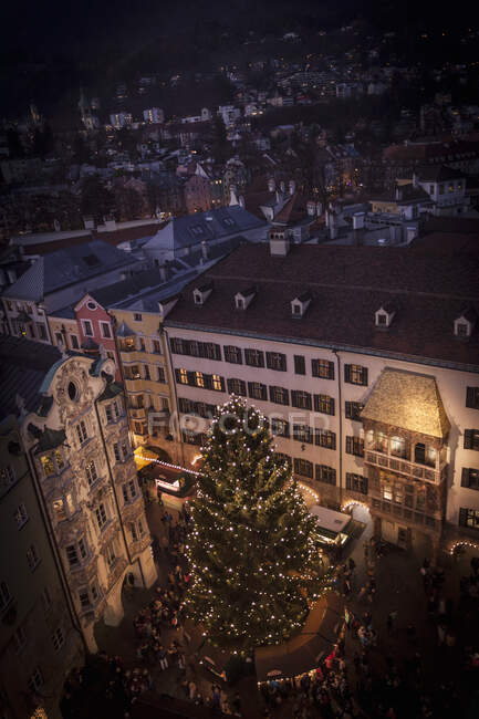 Vista elevada con árbol en la calle del mercado de Navidad por la noche, Inn - foto de stock