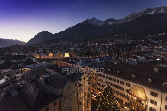 Paysage urbain surélevé avec arbre de Noël illuminé — Photo de stock