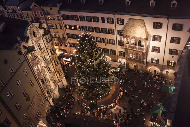 Vista de alto ângulo de multidões no mercado de natal à noite, Innsbruc — Fotografia de Stock