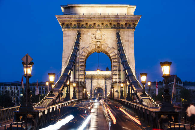 Puente de cadena en la noche, budapest, hungary - foto de stock