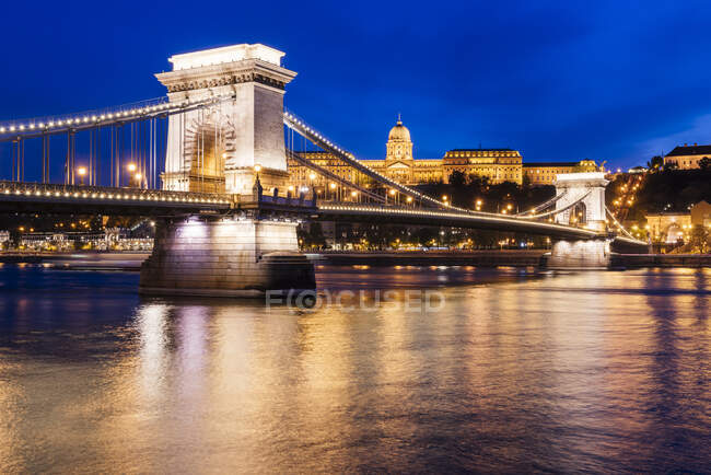 Kettenbrücke & Budaer Burg bei Nacht, Budapest, Ungarn — Stockfoto